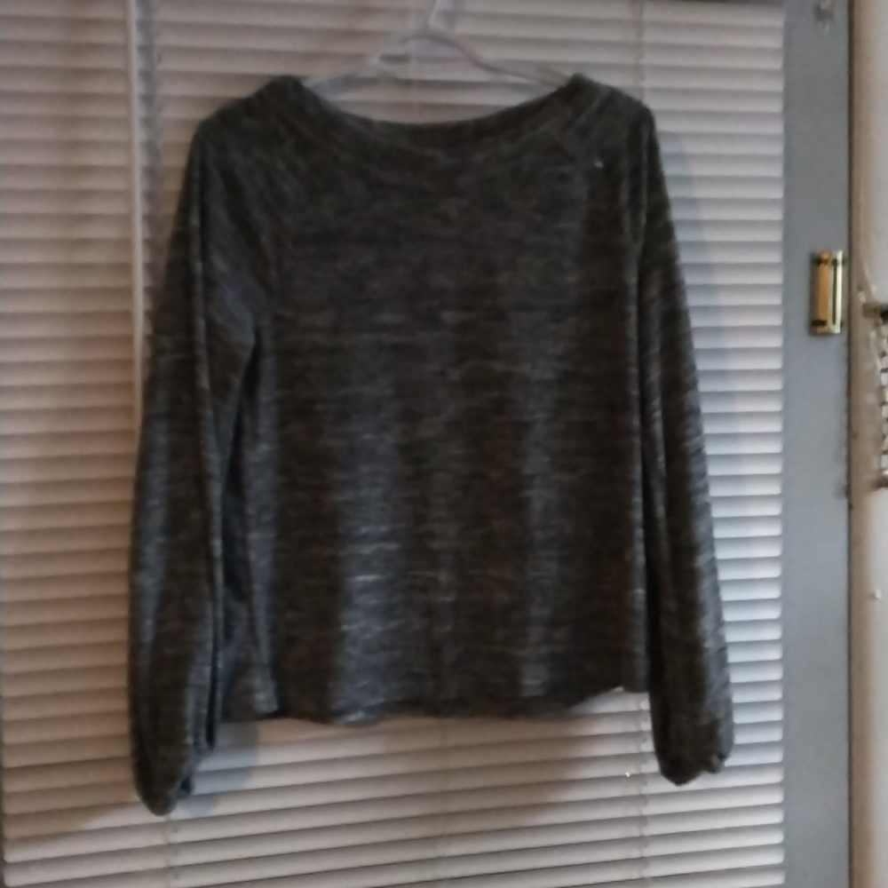 Lou Grey size small the color is gray